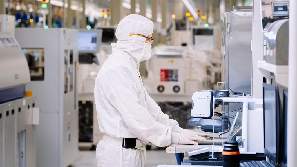 Nhà máy Intel Products Việt Nam đặt tại Khu Công nghệ cao TP.HCM hiện có khoảng 6.500 lao động, là một trong những cơ sở quan trọng trong mạng lưới sản xuất toàn cầu của Intel.