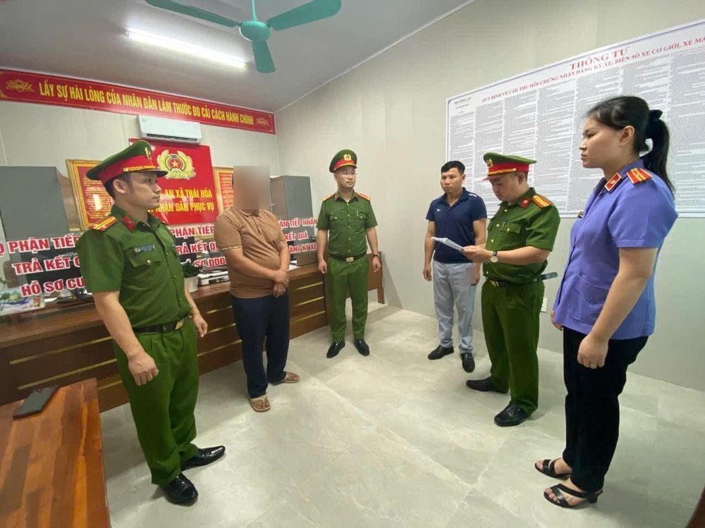 Cơ quan chức năng công bố quyết định tố tụng. Ảnh: CACC