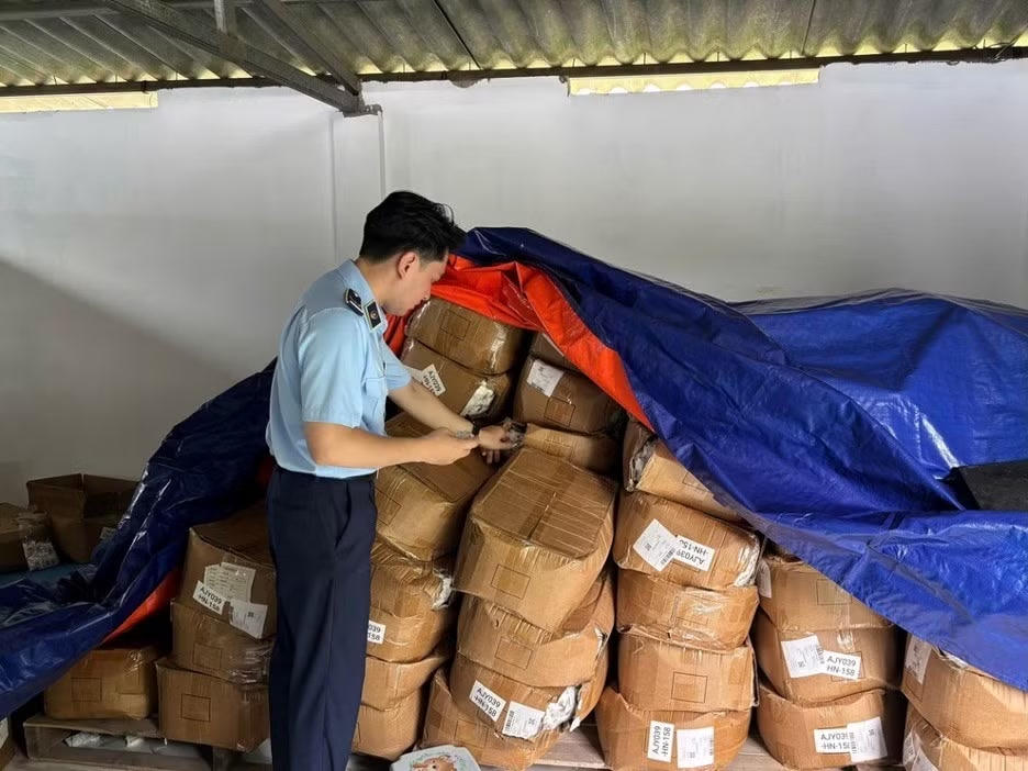 Lực lượng Quản lý thị trường Hà Nội phát hiện kho hàng chứa bột canh giả nhãn hiệu Acecook. Ảnh: QLTT HN