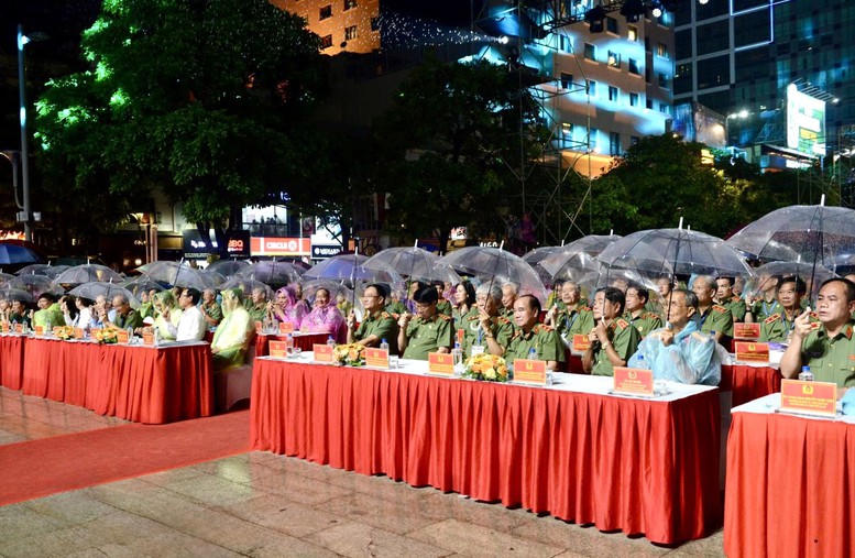 Gala nghệ thuật 'Tổ quốc bình yên': Tri ân những chiến sĩ trên mặt trận thầm lặng- Ảnh 1.