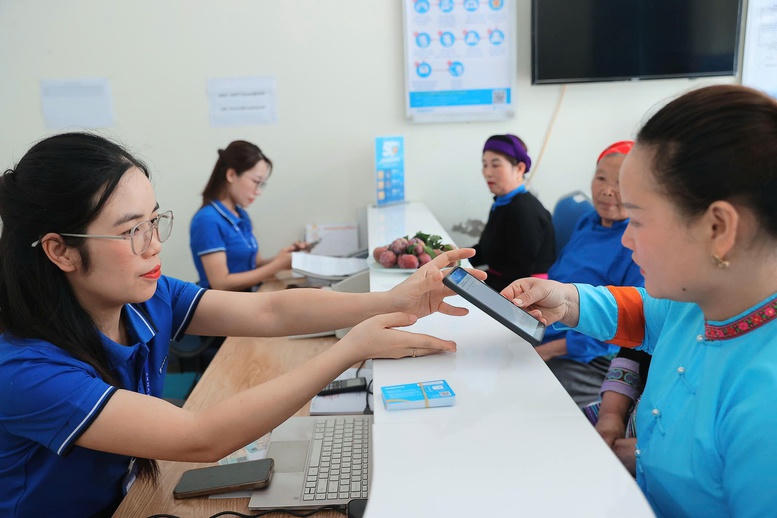 Các nhà mạng tích cực hỗ trợ khách hàng xác thực thông tin thuê bao. (Ảnh: VGP).