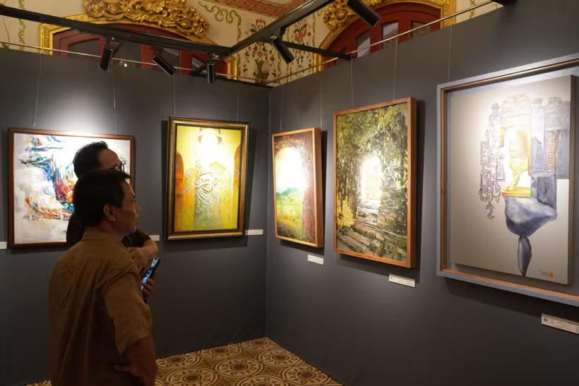 Tôn vinh di sản Huế qua triển lãm hội họa đặc sắc tại Festival Huế 2026. Ảnh: Nguyên Lý/TTXVN.