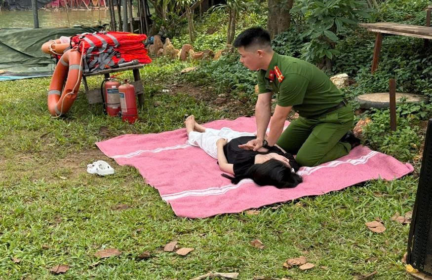 Đội Cảnh sát PCCC và CNCH trên sông hướng dẫn kỹ thuật hồi sinh tim phổi (CPR), sơ cấp cứu ban đầu cho nạn nhân bị đuối nước sau khi được đưa lên bờ. 