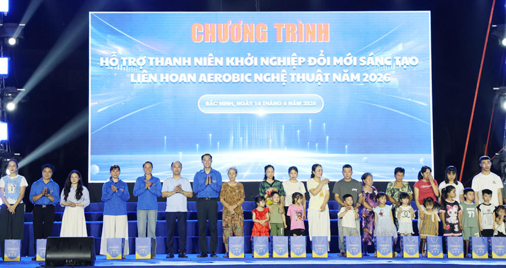 Các đại biểu trao quà cho thanh niên có mô hình khởi nghiệp đổi mới sáng tạo, thanh niên có hoàn cảnh khó khăn. Ảnh: Báo và PTTH tỉnh Bắc Ninh