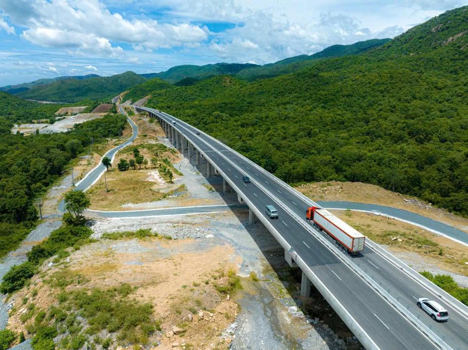 Cả nước đã khai thác, thông xe kỹ thuật khoảng 3.345km đường bộ cao tốc.