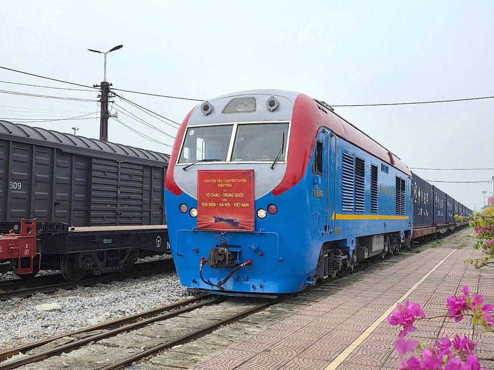 Đoàn tàu container liên vận quốc tế chuyên tuyến đầu tiên giữa Tô Châu (Trung Quốc) - Yên Viên (Hà Nội) về đến ga Yên Viên. Ảnh: Báo Xây dựng