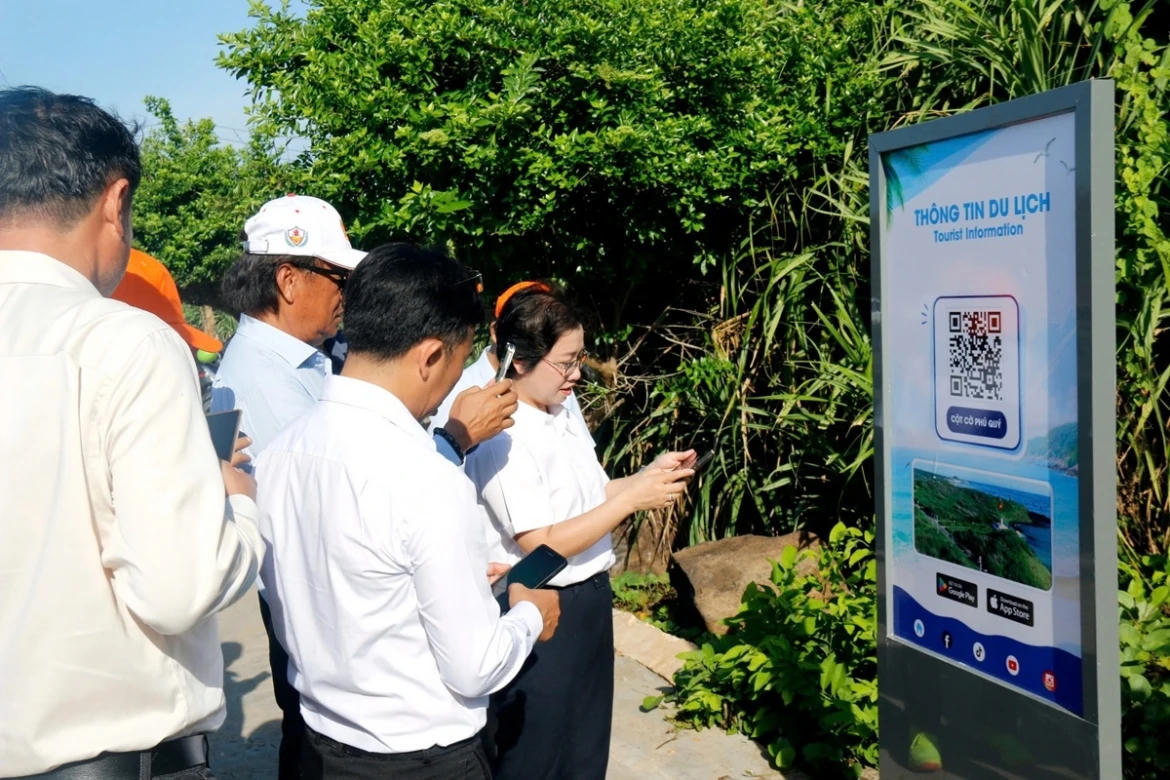 Du khách đến Phú Quý có thể tra cứu điểm đến bằng mã QR. Ảnh: B.H.