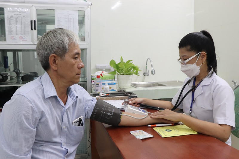 Hà Nội sẽ hỗ trợ thêm từ 6-20 triệu đồng/tháng cho bác sĩ tuyến trên luân phiên về cơ sở nhằm nâng cao chất lượng khám chữa bệnh. (Ảnh minh họa).
