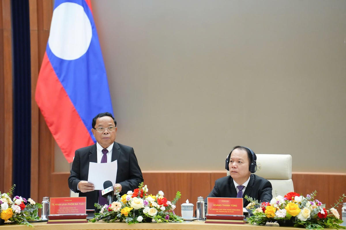 Ủy viên Bộ Chính trị, Phó Thủ tướng Chính phủ, Bộ trưởng Bộ Tư pháp Lào Khăm-phăn Phôm-ma-thắt phát biểu tại hội nghị.