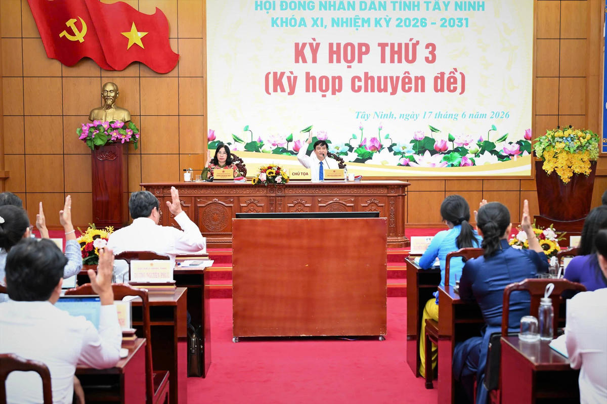 Đại biểu HĐND tỉnh Tây Ninh biểu quyết thông qua các nghị quyết.