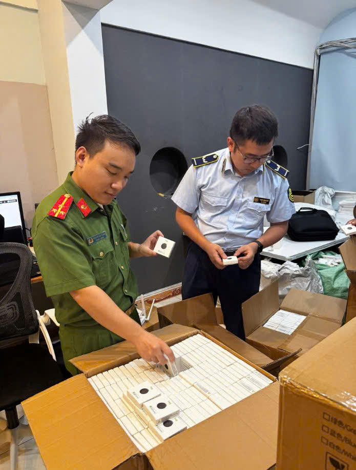 Lực lượng Quản lý thị trường và đơn vị phối hợp tiến hành kiểm đếm, niêm phong hàng hóa vi phạm. (Ảnh: Cục Quản lý và Phát triển thị trường trong nước).
