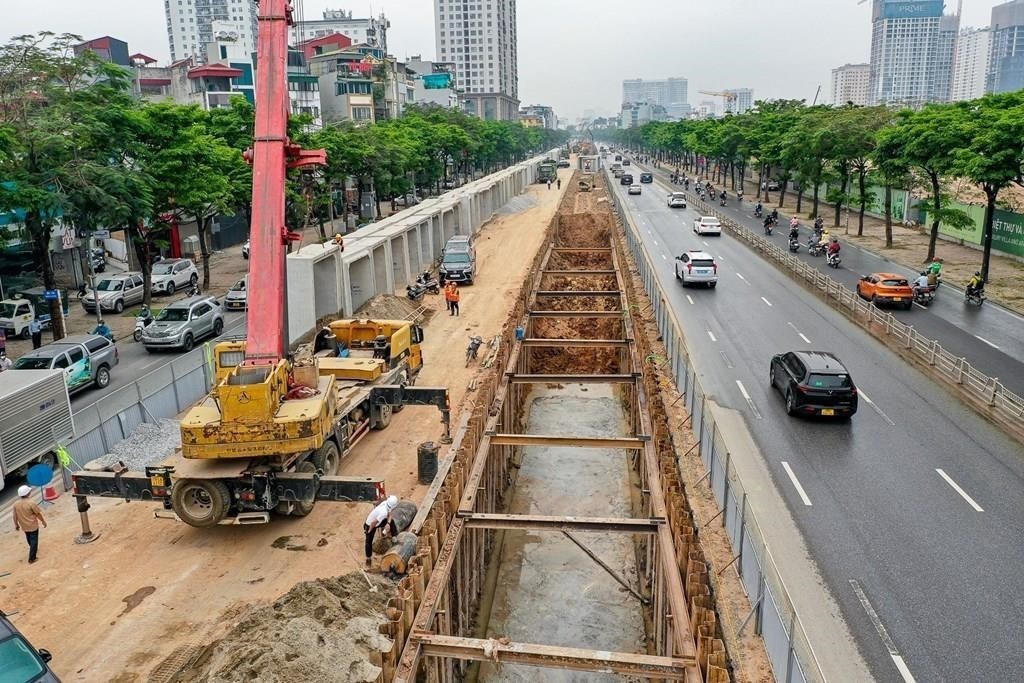 Hà Nội điều chỉnh rào chắn đường Văn Cao phục vụ thi công ga S1 tuyến metro số 5. Ảnh: TTXVN
