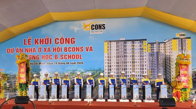 Các đại biểu bấm nút khởi công dự án. (Ảnh: Cổng thông tin điện tử TP. HCM).