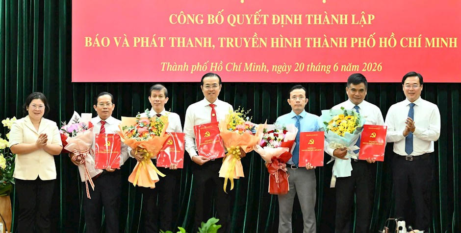 Lãnh đạo Thành ủy TP. HCM trao quyết định bổ nhiệm Tổng Giám đốc, các Phó tổng giám đốc Báo và Phát thanh, Truyền hình TP.HCM. (Ảnh: Việt Dũng).