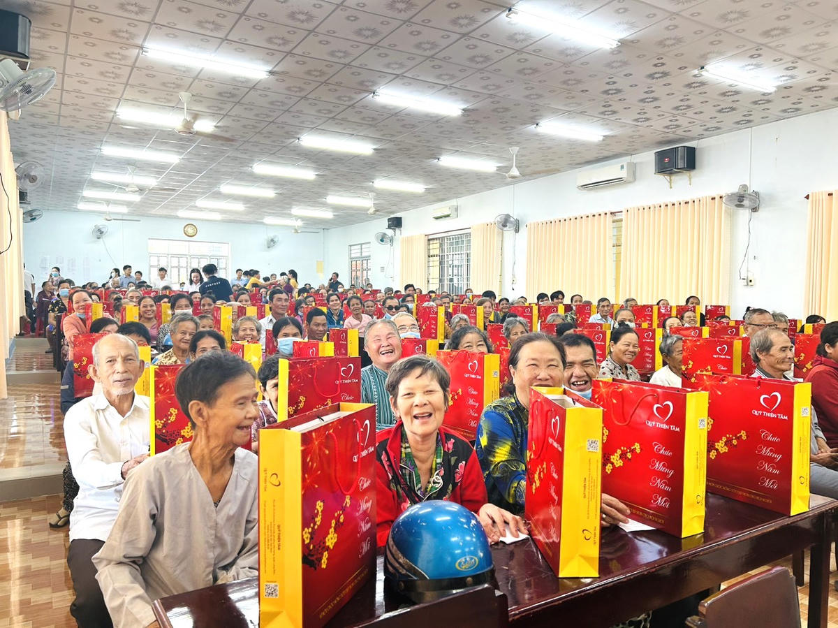 Những tấm gương người tốt việc tốt hoặc chương trình thiện nguyện của các doanh nghiệp, doanh nhân được báo chí lan tỏa đến đến bạn đọc. Ảnh: Trao quà từ thiện từ Quỹ Thiện Tâm – Tập đoàn Vingroup.