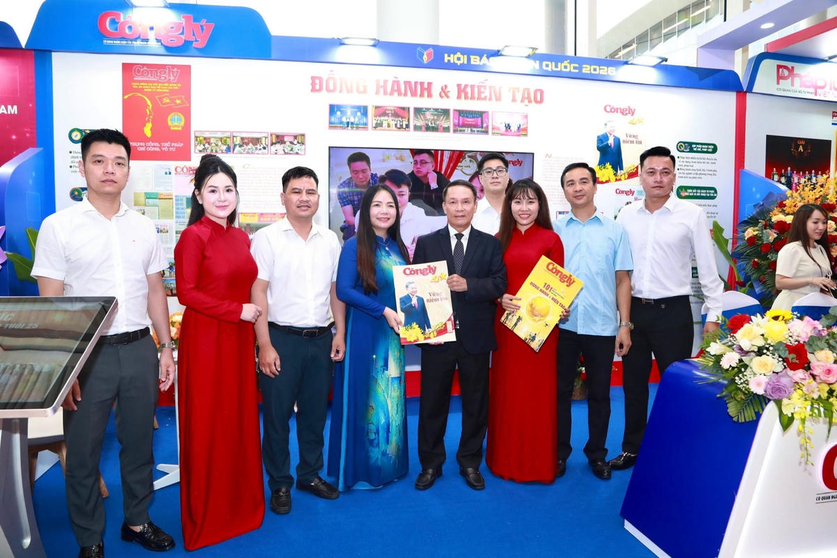gian-trung-bay-bao-cong-ly-2.jpg