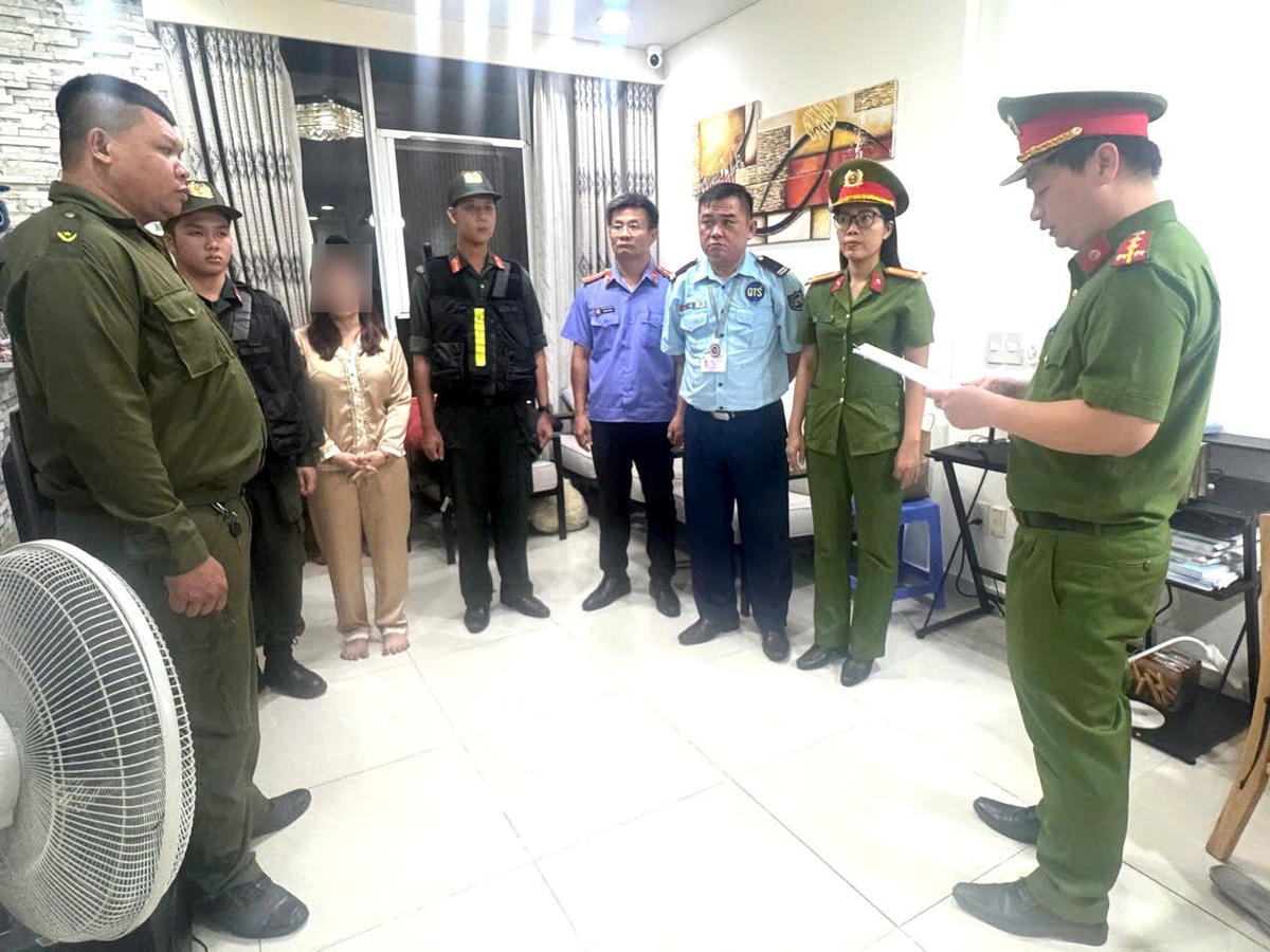 Cơ quan Cảnh sát điều tra Công an TP. Đồng Nai thi hành lệnh khám xét khẩn cấp đối với đối tượng Trần Thị Thu Hà. Ảnh: Bộ Công an.

