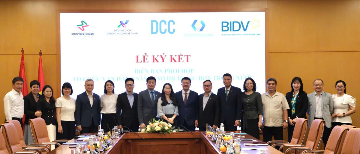 Ký kết phối hợp vận hành sàn giao dịch các-bon trong nước. Ảnh: Khánh Linh/ Thời báo Tài chính Việt Nam