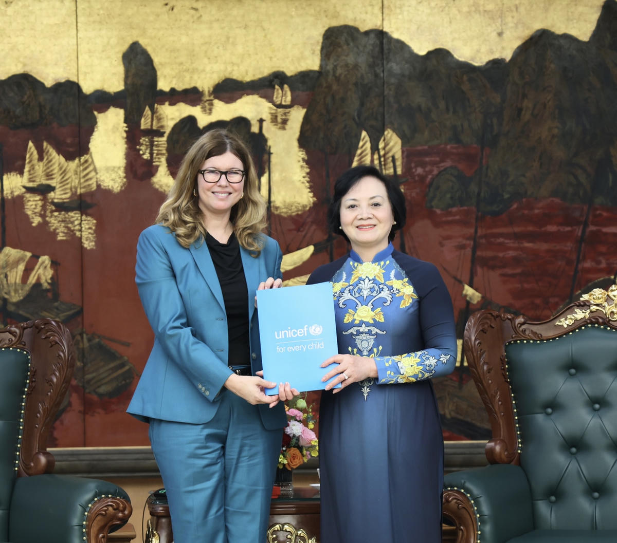 Bà Silvia Danailov tặng hồ sơ tài liệu nghiên cứu của UNICEF cho Phó Thủ tướng Phạm Thị Thanh Trà. Ảnh: VGP