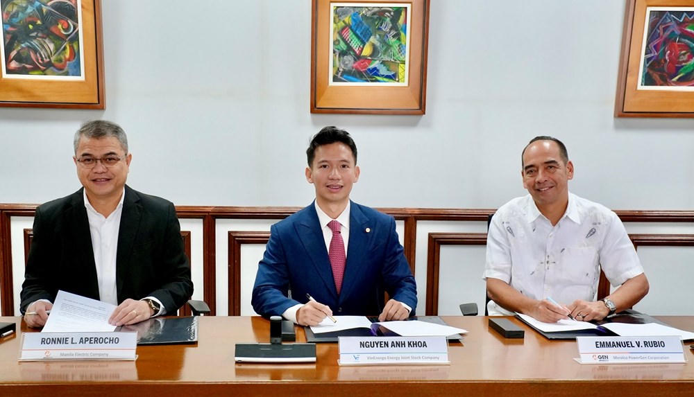 Ông Ronnie L.Aperocho, Phó Chủ tịch Điều hành kiêm Giám đốc Vận hành (COO) của Meralco, ông Nguyễn Anh Khoa, Tổng Giám đốc VinEnergo và ông Emmanuel V. Rubio, Chủ tịch kiêm Tổng Giám đốc điều hành MGEN (từ trái qua) tại lễ ký kết