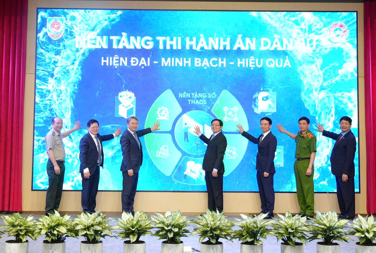 Phó Thủ tướng Chính phủ Hồ Quốc Dũng cùng các đại biểu bấm nút khai trương nền tảng số Thi hành án dân sự Bộ Tư pháp ngày 3/4/2026.  Ảnh: VGP/DA