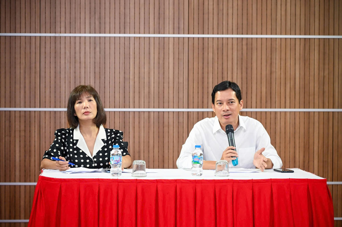Ông Lê Quang Tự Do, Cục trưởng Cục Phát thanh, Truyền hình và Thông tin điện tử (bên phải) thông tin tại  Hội nghị sơ kết công tác quản lý lĩnh vực thông tin điện tử 6 tháng đầu năm 2026. Ảnh: Vietnam+