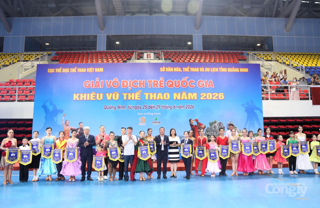 Ban Tổ chức tặng cờ lưu niệm cho các đoàn tham gia giải. Ảnh: Báo Quảng Ninh