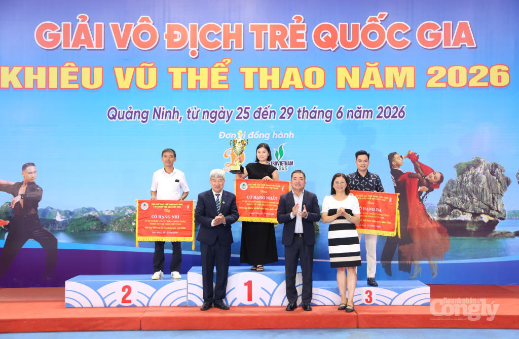 Ban Tổ chức tặng cờ và cúp cho các đoàn có số lượng vận động viên tham gia đông nhất tại giải. Ảnh: Báo Quảng Ninh