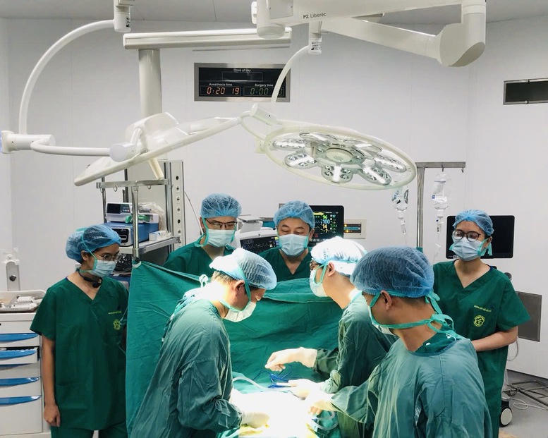 Ca mổ cấp cứu đầu tiên xuyên đêm tại Bệnh viện Bạch Mai cơ sở Ninh Bình cứu người bệnh có nguy cơ liệt 2 chân - Ảnh 1.