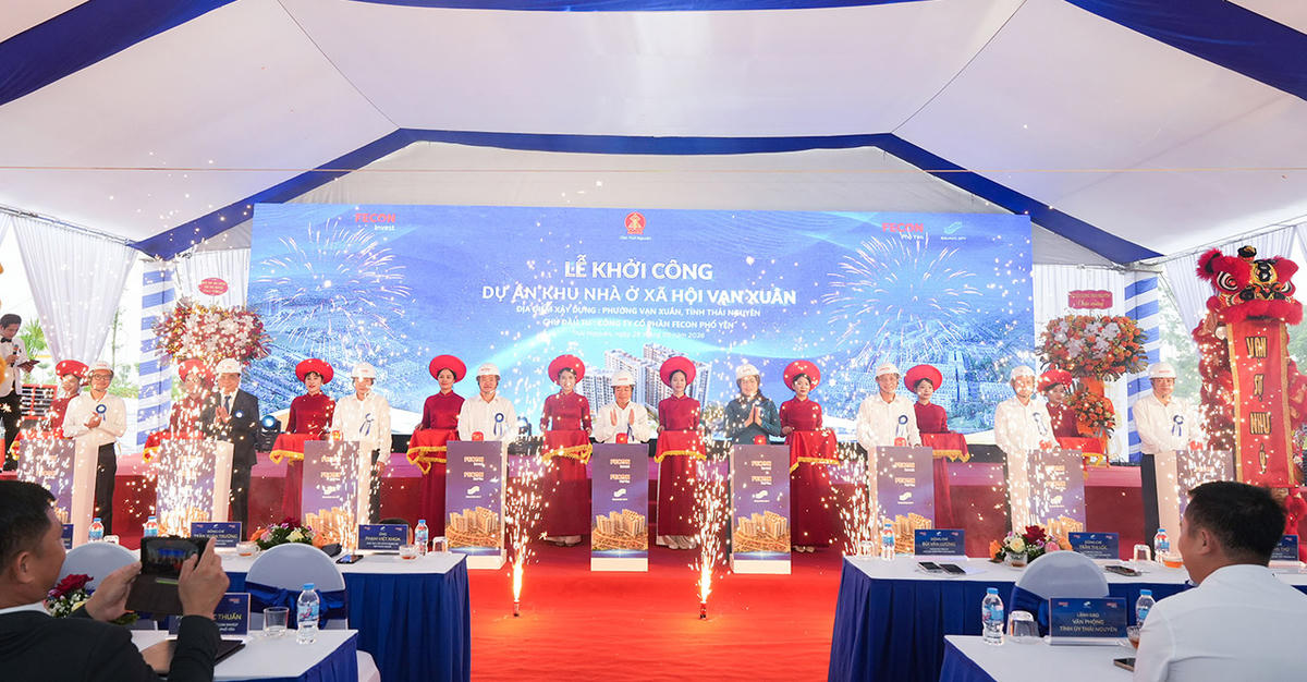 Các đại biểu thực hiện nghi thức khởi công Dự án Khu nhà ở xã hội Vạn Xuân.Ảnh: Báo Đầu tư