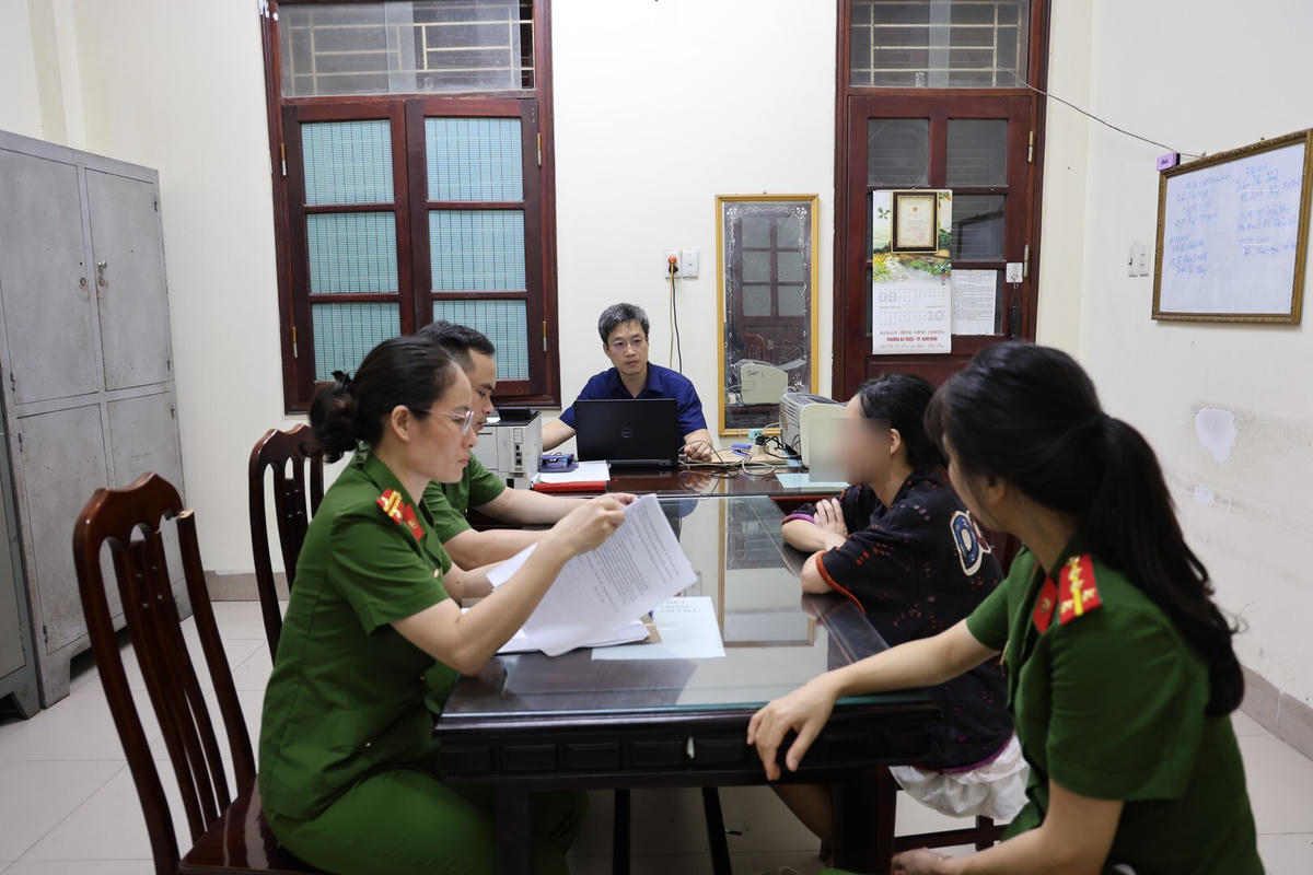 Bị can Phạm Thị Thảo (áo đen).  Ảnh: Bộ Công an.