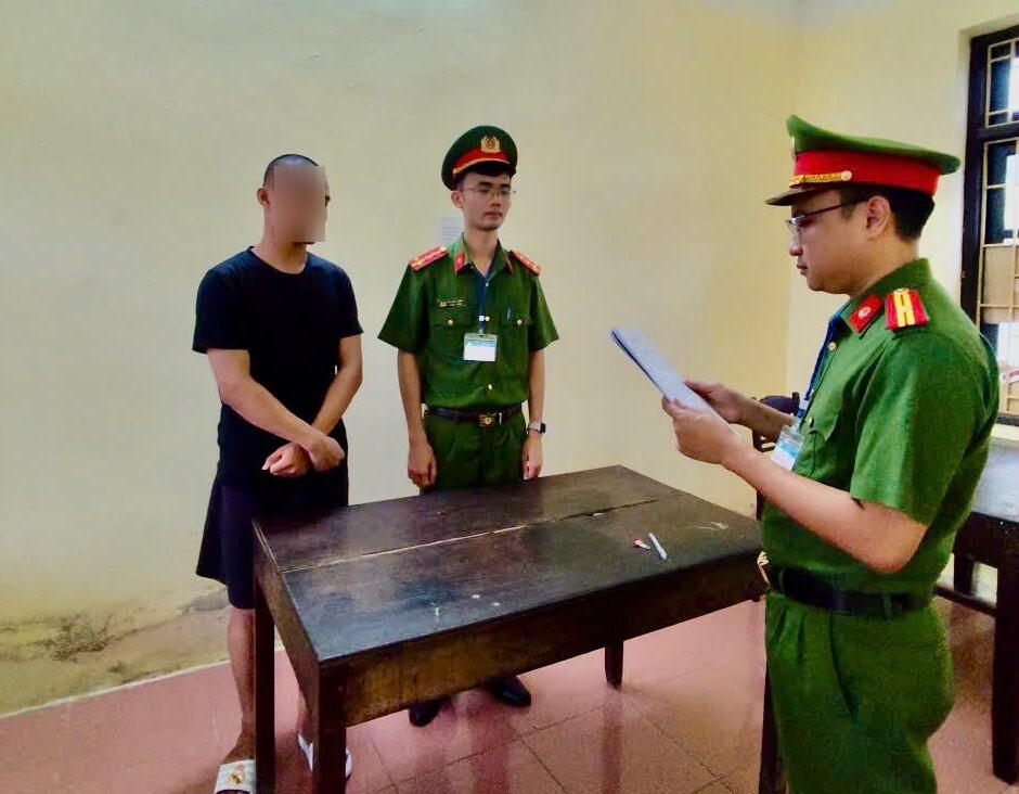 Cơ quan Cảnh sát điều tra Công an tỉnh (Phòng Cảnh sát Kinh tế) thi hành quyết định khởi tố bị can đối với Lương Văn Khải.  Ảnh: Bộ Công an.