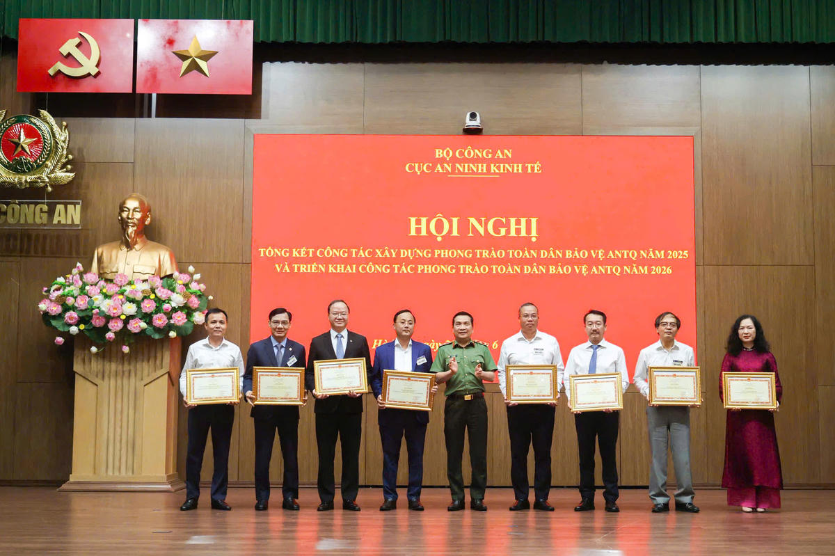 Đại diện Agribank (thứ năm và thứ tám từ phải sang) nhận Giấy khen của Cục An ninh kinh tế cho cơ quan doanh nghiệp do Cục An ninh kinh tế phụ trách, theo dõi, hướng dẫn về công tác xây dựng phong trào Toàn dân bảo vệ an ninh Tổ quốc đạt tiêu chuẩn “An toàn về An ninh trật tự”.
