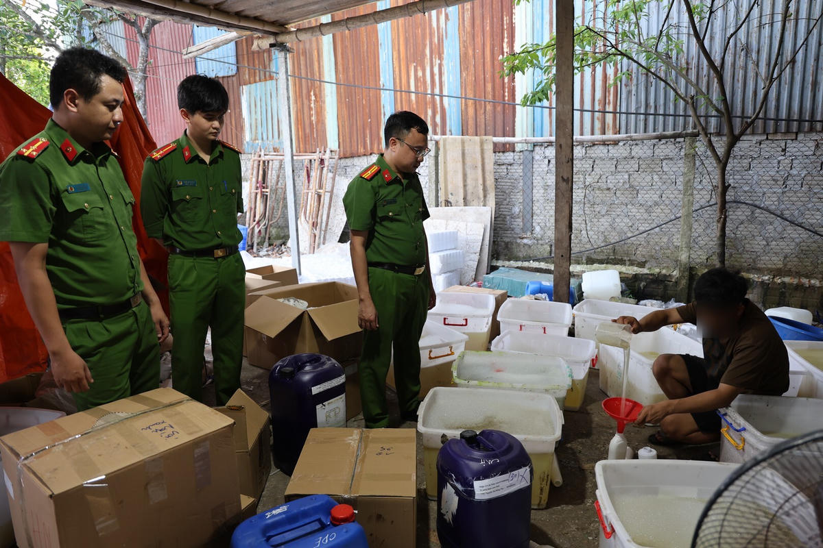 Xưởng sản xuất sữa tắm giả, dầu gội giả tại phường Thành Nam, tỉnh Ninh Bình và máy trộn hóa chất, các thùng nhựa chứa hóa chất đã pha trộn để chiết rót vào các chai sữa tắm giả.  Ảnh: Bộ Công an.