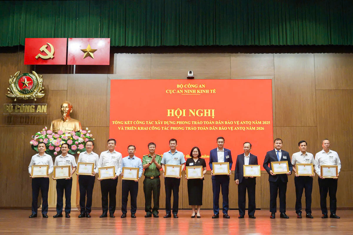 Phó Tổng Giám đốc Phạm Chí Thành đại diện Agribank nhận Công nhận đạt tiêu chuẩn “An toàn về an ninh, trật tự”.