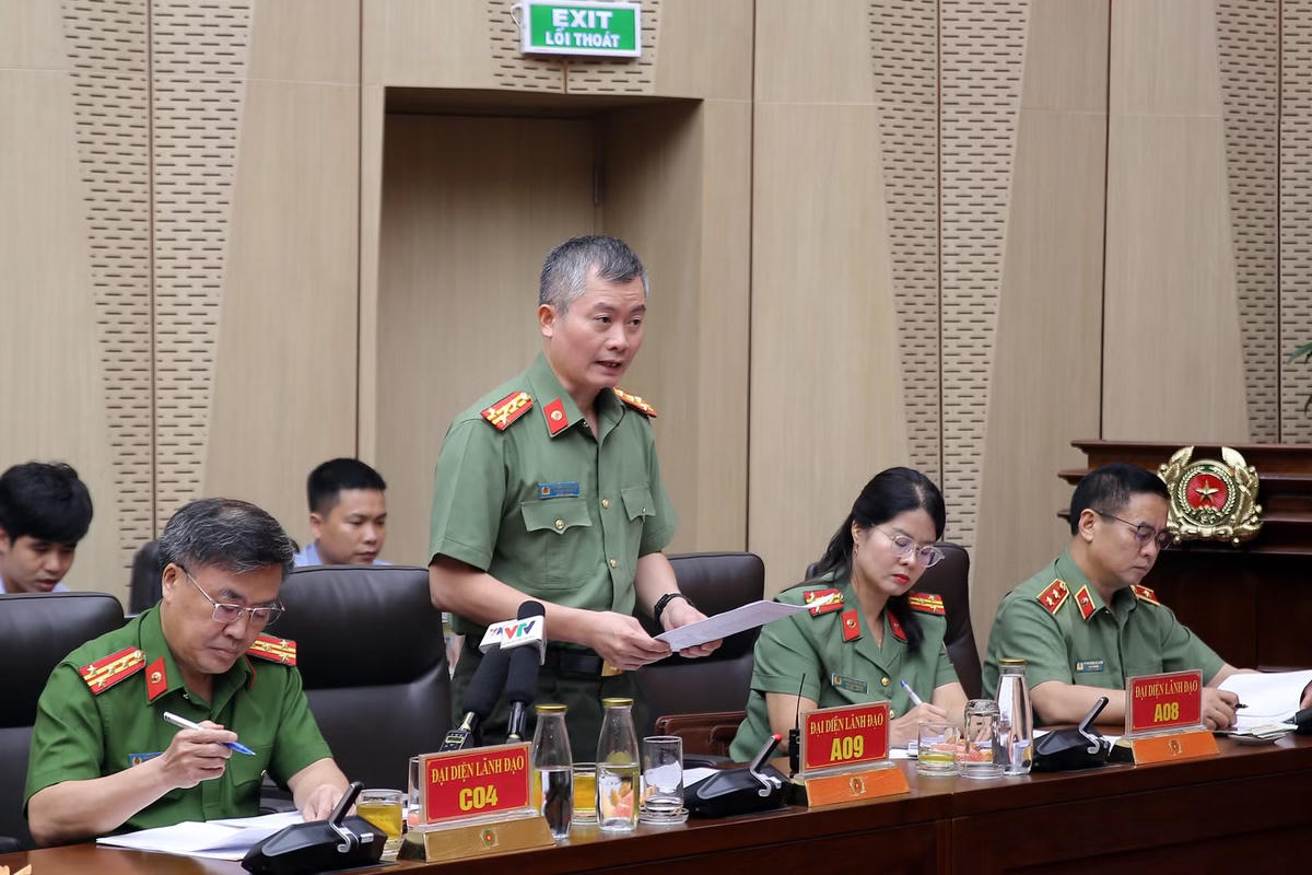 Đại tá Nguyễn Tuấn Hưng, Phó Cục trưởng Cục An ninh điều tra thông tin thêm về quá trình điều tra vụ án chiếm đoạt tài sản liên quan sàn tiền số ONUS. Ảnh: Công an nhân dân