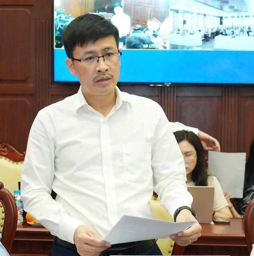 Ông Hoàng Minh Tiến - Phó Cục trưởng Cục Công nghệ thông tin (NHNN) thông tin tại họp báo. Ảnh: VGP
