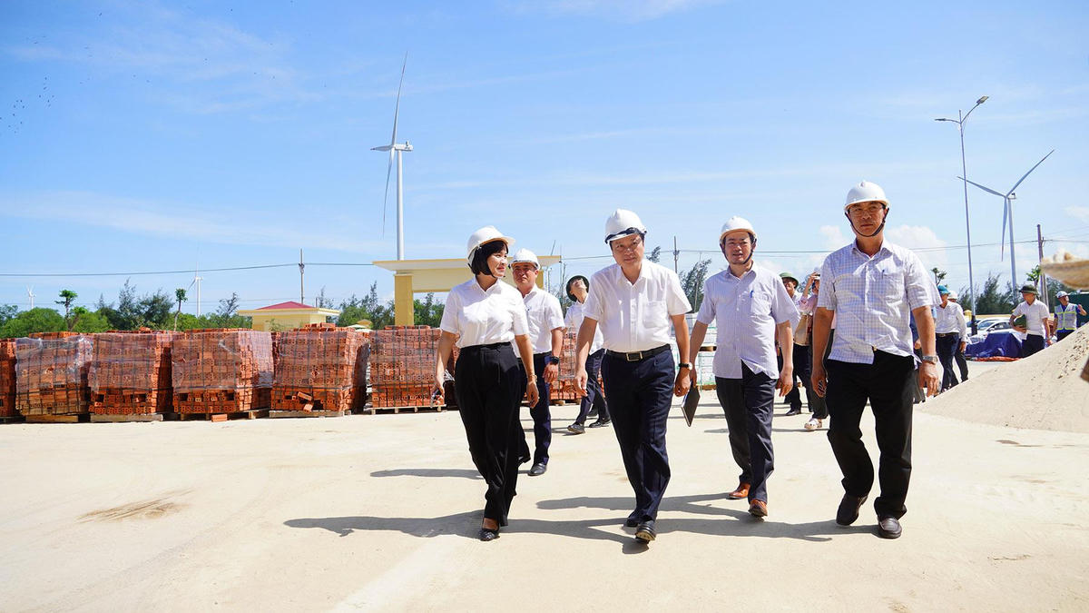 Chủ tịch UBND tỉnh Lê Hồng Vinh kiểm tra tình hình thực hiện Dự án Bệnh viện Đa khoa Quảng Ninh (cơ sở 2). (Ảnh: Cổng thông tin điện tử tỉnh Quảng Trị).