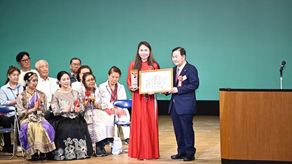Đại diện Tổ chức Xúc tiến hữu nghị quốc tế Nhật Bản trao Giải thưởng cộng đồng “Công dân toàn cầu" tặng bà Lê Thương - Chủ tịch Hiệp hội Người Việt Nam vùng Kansai.