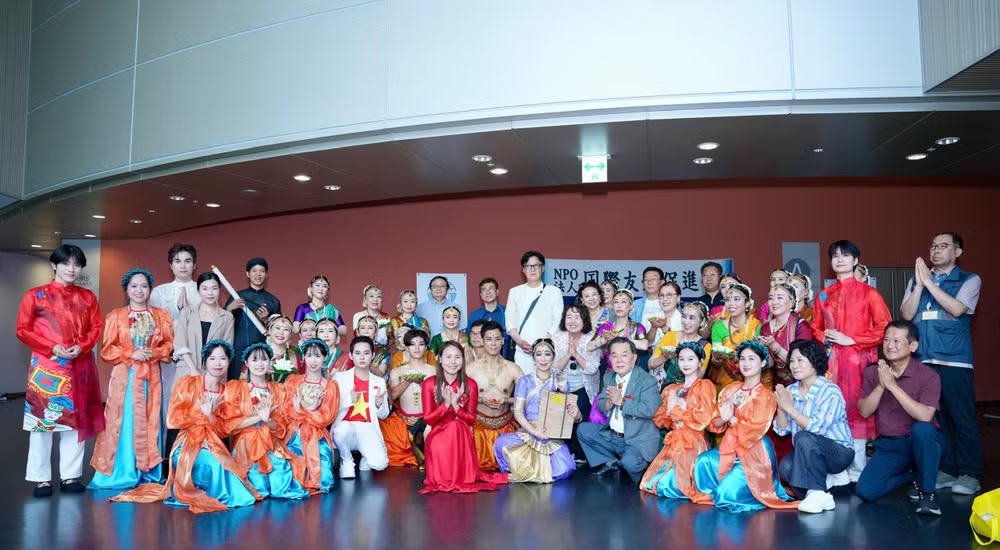 Cộng đồng người Việt Nam vùng Kansai tham gia biểu diễn, góp phần quảng bá văn hóa Việt Nam đến bạn bè quốc tế trong Chương trình Giao lưu văn hóa hữu nghị quốc tế lần thứ 18 tại Nhật Bản.
