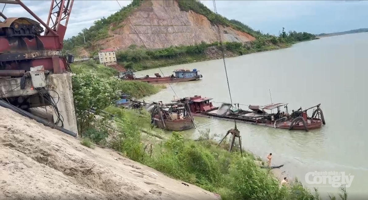Cục CSGT phối hợp với Phòng CSGT Công an tỉnh Nghệ An vừa bắt quả tang 6 tàu sắt đang có hành vi khai thác, vận chuyển cát trái phép trên sông Lam.