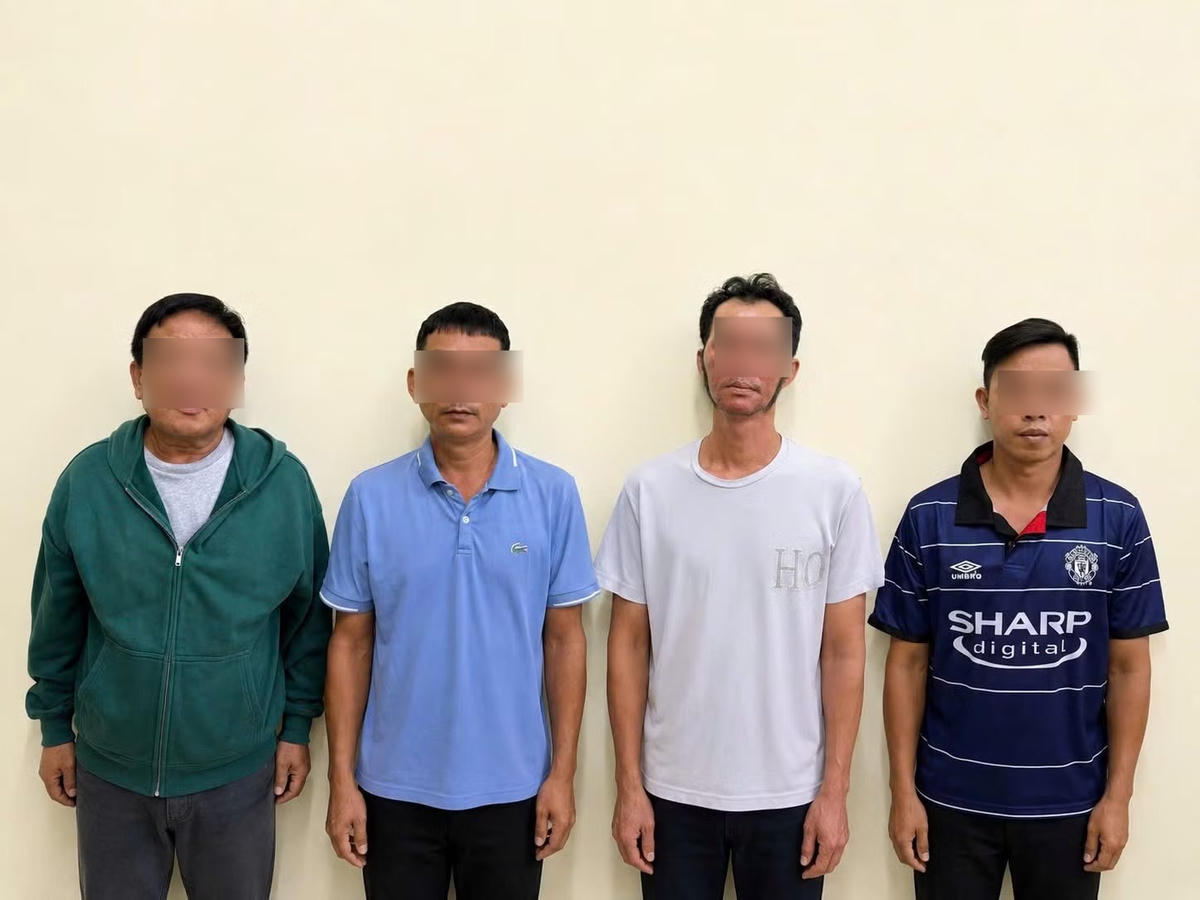 Các đối tượng trong đường dây tổ chức đánh bạc và đánh bạc dưới hình thức cá độ bóng đá qua mạng tại cơ quan Công an. Ảnh: Công an tỉnh Sơn La