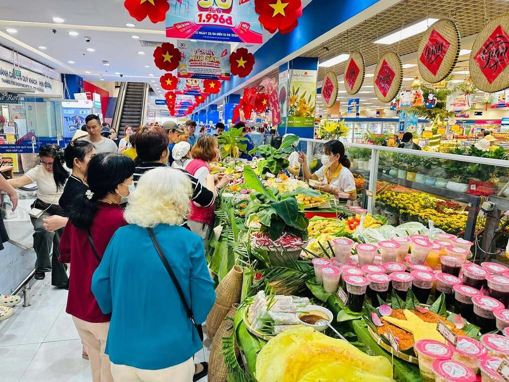 Chương trình "Lễ hội Việt - 34 sắc màu tự hào" từ nay đến ngày 22/7 tại hơn 800 điểm bán trên toàn quốc.