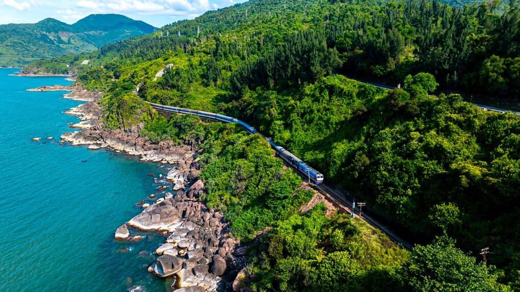 Đoàn tàu Thống Nhất chạy qua đèo Hải Vân. Ảnh: Bùi Văn Hải/VnExpress.