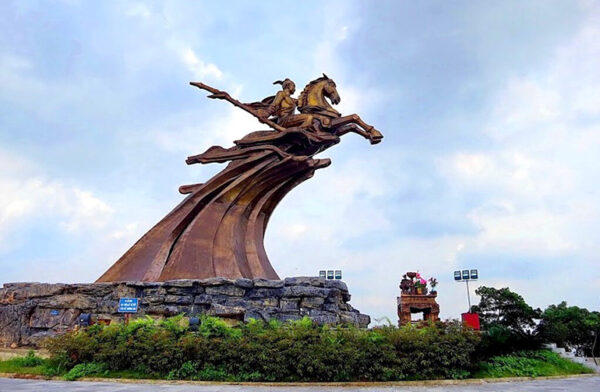 Tượng đài Thánh Gióng tại Khu di tích. Ảnh minh họa