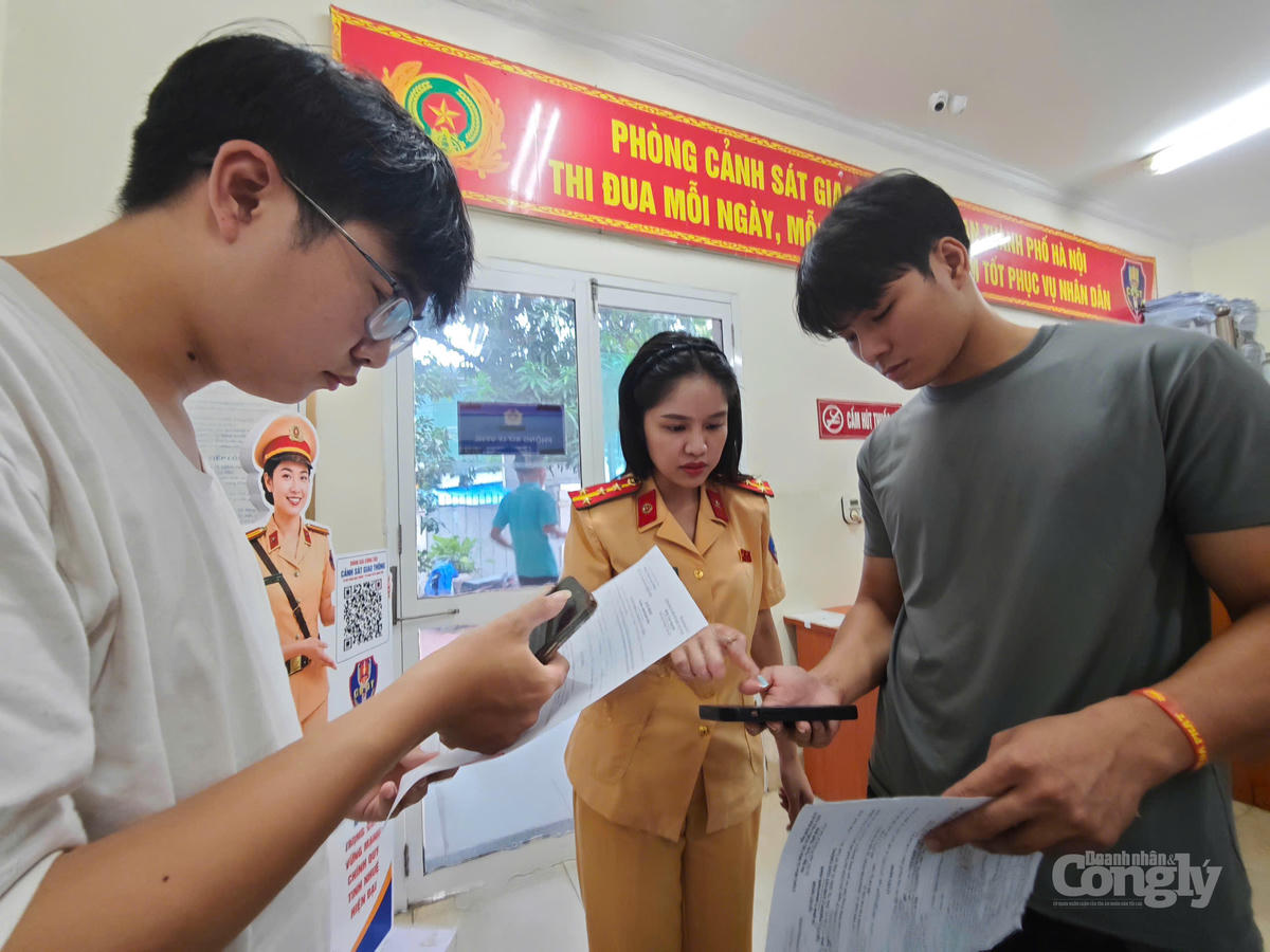 Nữ cán bộ hướng dẫn người dân nộp phạt vi phạm hành chính trên dịch vụ công. Ảnh: Phòng CSGT Hà Nội