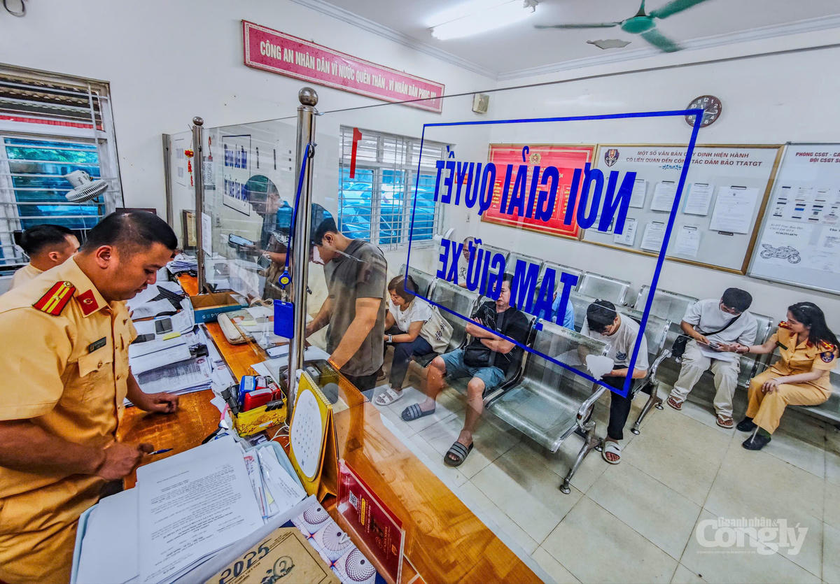 Đã cuối giờ làm việc sáng, người dân đến làm thủ tục vẫn khá đông, ảnh ghi nhận tại Đội CSGT đường bộ số 4, trưa 8/7. Ảnh: Phòng CSGT Hà Nội