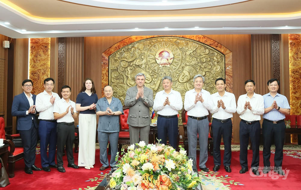 Đồng chí Phó Bí thư Tỉnh ủy, Chủ tịch UBND tỉnh cùng lãnh đạo sở, ngành của tỉnh chụp ảnh lưu niệm với Đoàn công tác của thành phố Saint Petersburg (Liên bang Nga) nhân dịp…