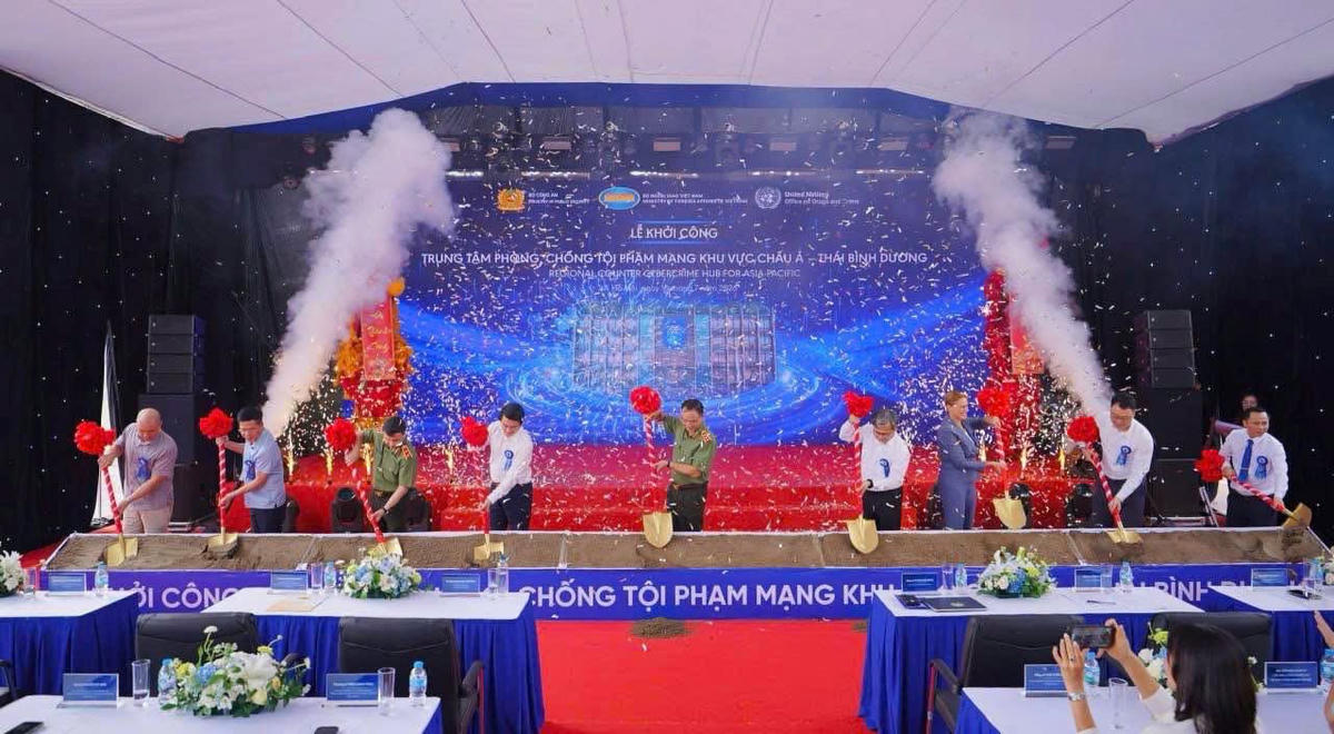 Các đại biểu thực hiện nghi thức khởi công xây dựng trụ sở Trung tâm phòng, chống tội phạm mạng khu vực châu Á - Thái Bình Dương. Ảnh: Bộ Công an