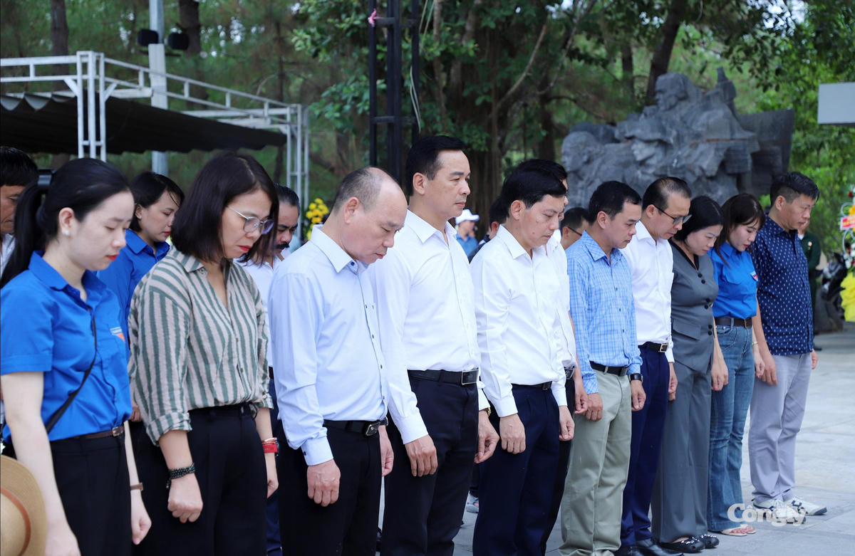 Đoàn công tác Báo Công lý dành phút mặc niệm, tưởng nhớ công lao to lớn của các Anh hùng liệt sĩ.